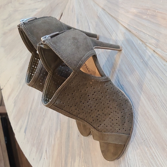 Christian Siriano for Payless olive green heels - Picture 3 of 9